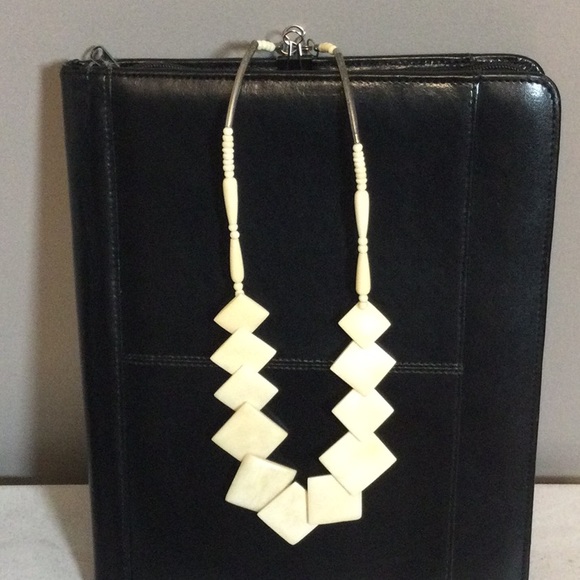 Square Ivory graduated bead necklace - Picture 2 of 10